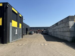 Bedrijfspand en opslagterrein voor oud ijzer in Hengelo
