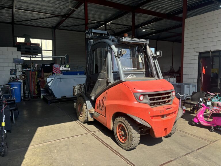 Oranje heftruck voor het verplaatsen van metalen
