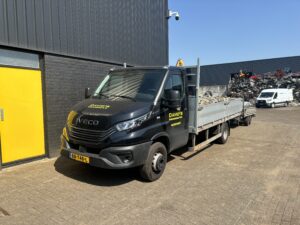 Bestelwagen met open laadbak voor ophalen van oud ijzer in Twente