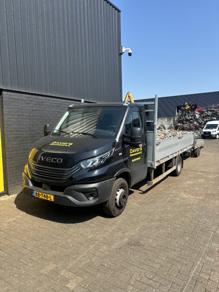 Bestelwagen van David's Schrootstaal voor gratis oud ijzer ophalen