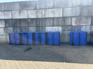 Blauwe opslagbakken voor gesorteerde metalen