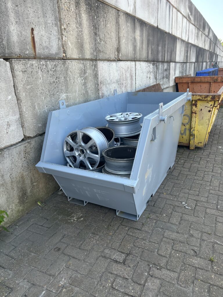 Bak met aluminium velgen voor recycling