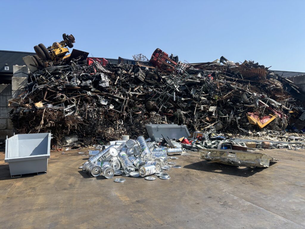 Gesorteerd schroot en aluminium op het terrein