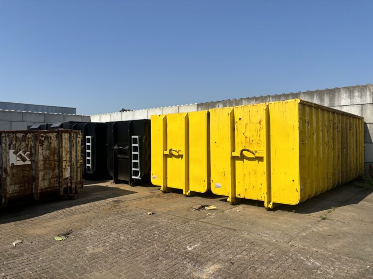 Rij gele schrootcontainers in diverse maten