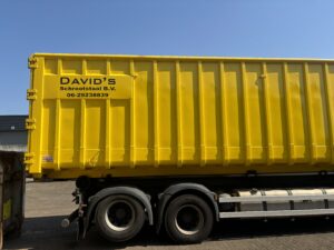 Oud ijzer inkoop Hengelo: gele schrootcontainers voor metaalafval