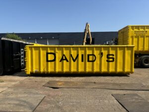 Gele schrootcontainer met logo van David's Schrootstaal