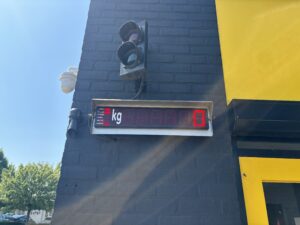 Schroot inleveren Hengelo: gecertificeerde weegbrug met display bij David's Schrootstaal